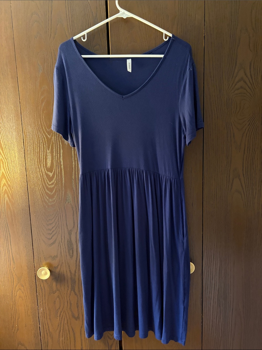 DB Moon Navy V-Neck Short Sleeve Jersey Midi Dress. Size Large